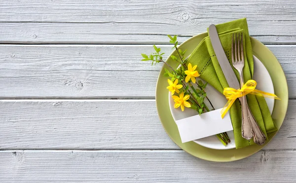 Spring table place setting with daffodils — Stock Photo, Image