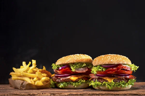 Deliciosa hamburguesa sobre mesa de madera —  Fotos de Stock