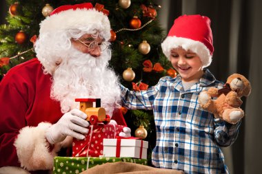 Noel Baba ve küçük bir çocuk