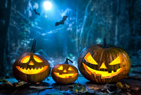 Halloweenpompoenkopkrik lantaarn — Stockfoto