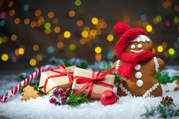 Gingerbread man met Kerst presenteert — Stockfoto