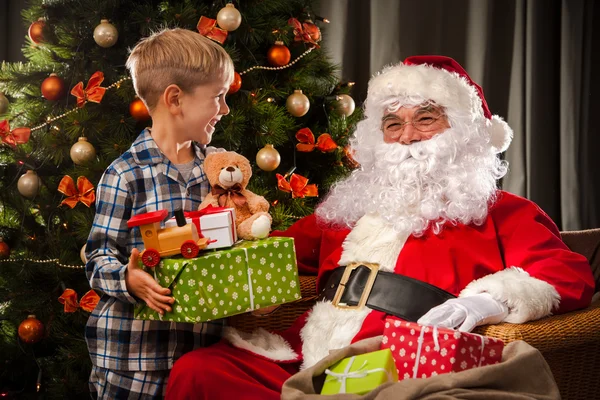 Weihnachtsmann und ein kleiner Junge — Stockfoto