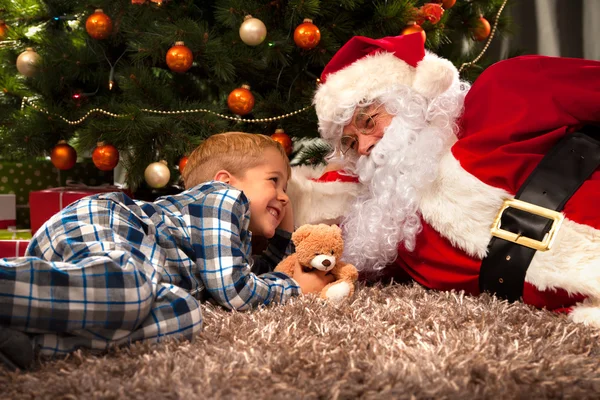 Άγιος Βασίλης και ένα μικρό αγόρι — Φωτογραφία Αρχείου