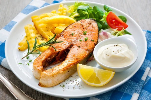 Fried salmon and vegetables — Stock Photo, Image