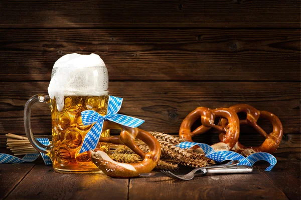 Pretzels bavarianos originales con stein de cerveza — Foto de Stock