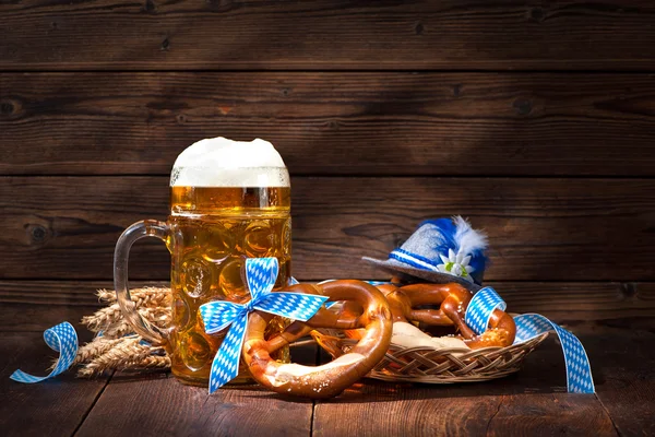 Ursprungliga bayerska pretzels med öl stein — Stockfoto