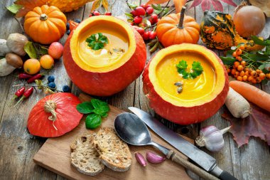 Tahta bir masada balkabağı çorbası