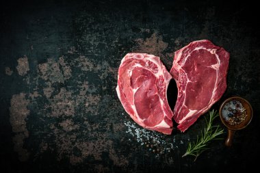 Kalp şekli ham taze Dana eti biftek