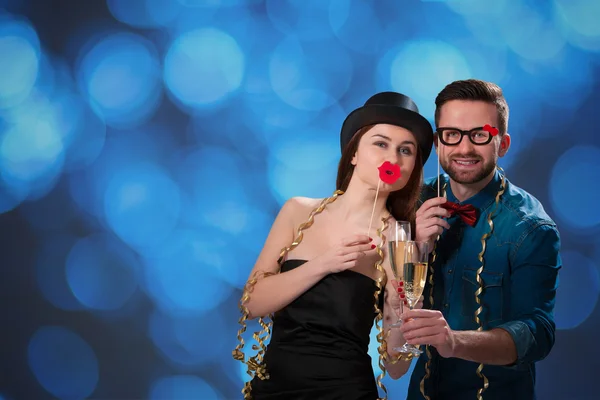 Ungt par med champagne flöjter — Stockfoto