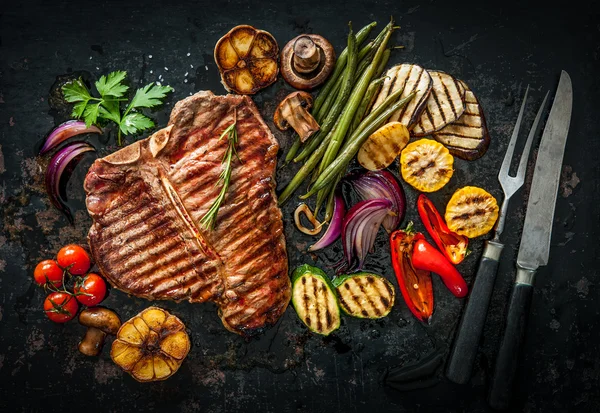 Hovězí steak s grilovanou zeleninou — Stock fotografie