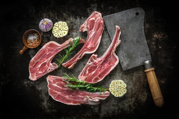 Rohes frisches Lammfleisch auf dunklem Hintergrund — Stockfoto