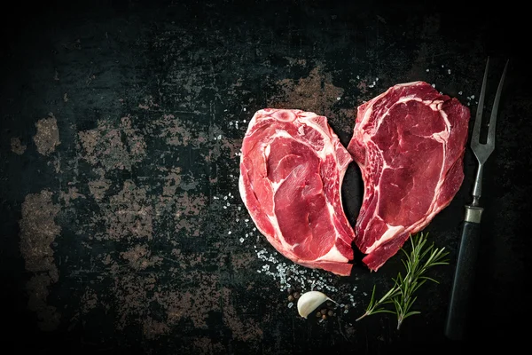 Forma do coração bifes de carne de vitela fresca crua — Fotografia de Stock