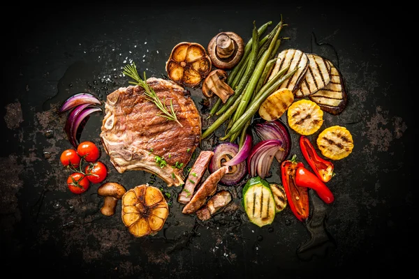 Bife de carne com legumes grelhados — Fotografia de Stock