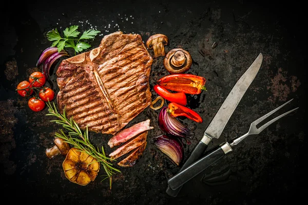 Nötstek med grillade grönsaker — Stockfoto