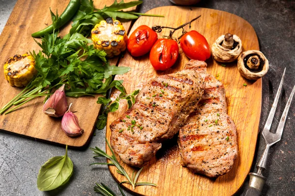 Grilovaná telecí steaky na prkénku — Stock fotografie