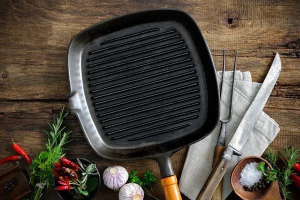 空グリル鍋調味料と肉フォーク — ストック写真
