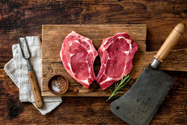 Forma do coração bifes de carne de vitela fresca crua — Fotografia de Stock