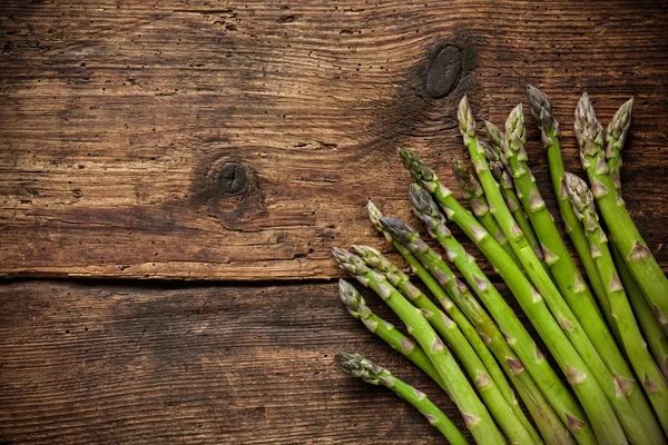 Asparagi freschi su fondo di legno — Foto Stock