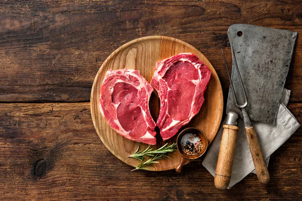 Herzförmige rohe Steaks mit frischem Kalbfleisch — Stockfoto