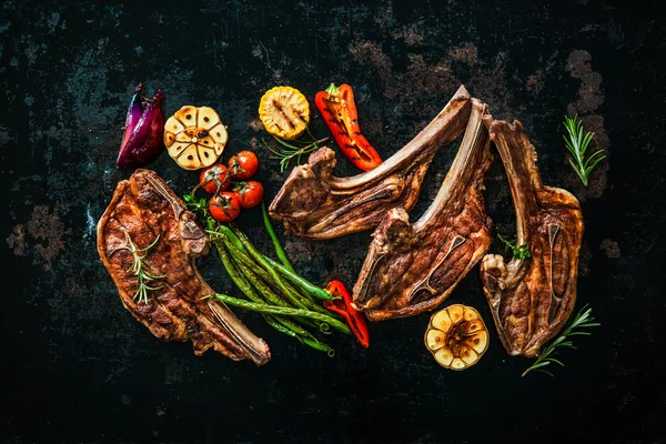 야채와 함께 구운된 양고기 고기 — 스톡 사진