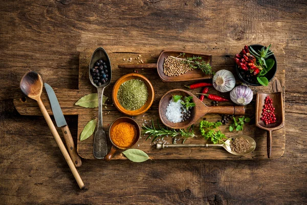 Especiarias coloridas na mesa de madeira — Fotografia de Stock