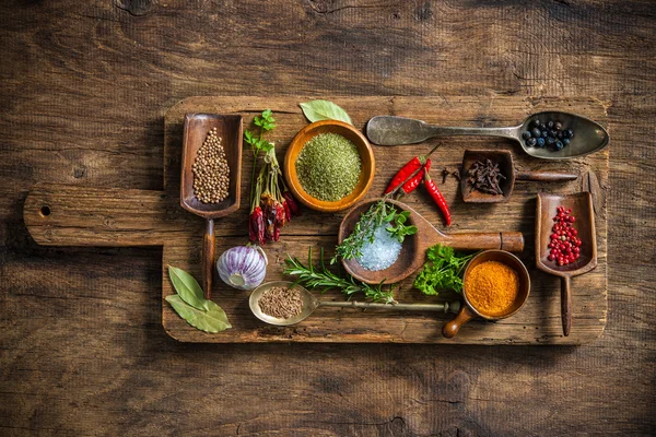 Kleurrijke kruiden op houten tafel — Stockfoto