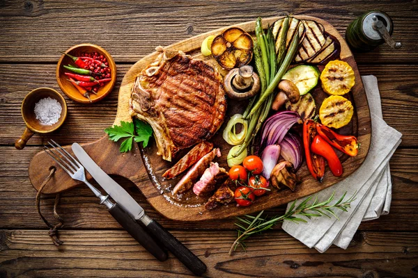 Steak de boeuf aux légumes grillés — Photo