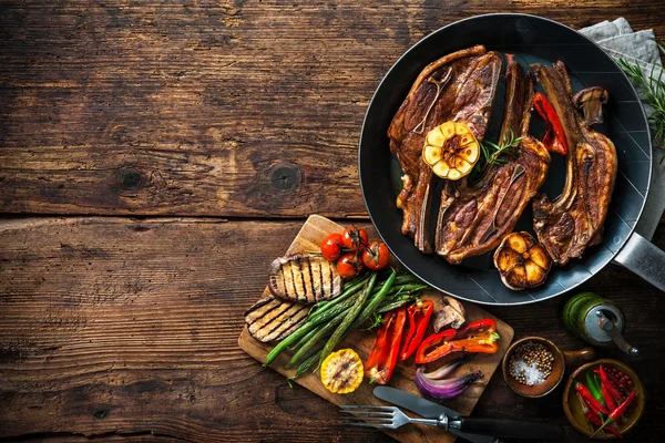 Roasted lamb meat with vegetables on grill pan — Stock Photo, Image