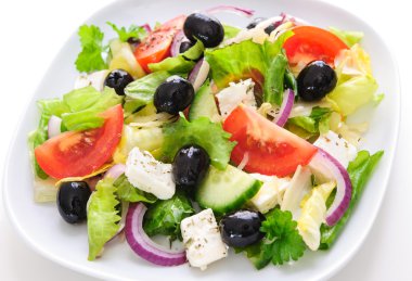 Yunan salatası üzerine beyaz izole