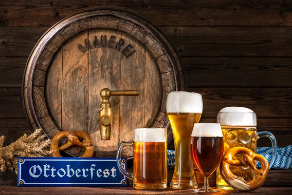 Oktoberfest barril de cerveja com canecas de cerveja — Fotografia de Stock