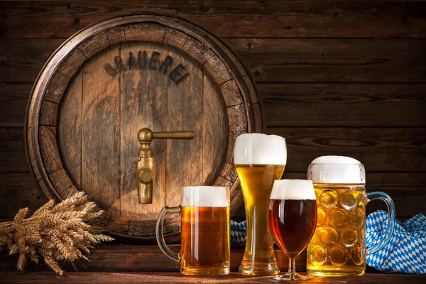 Barril de cerveja com copos de cerveja — Fotografia de Stock