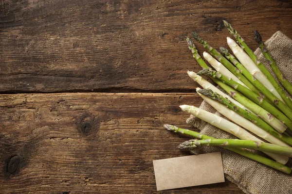 Asparagi freschi su fondo di legno — Foto Stock