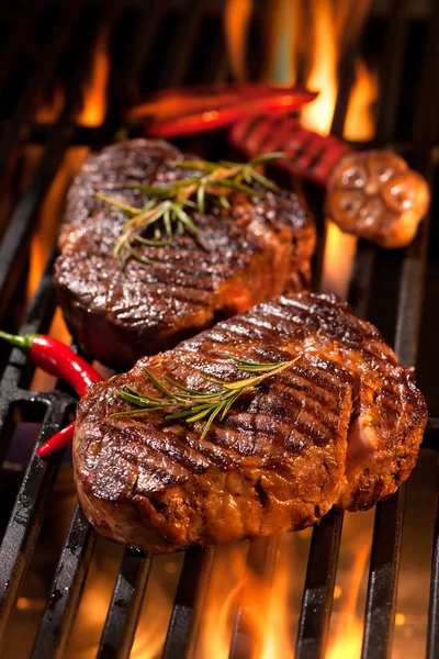 Steaks de boeuf sur le gril — Photo