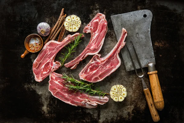 Syrové čerstvé jehněčí maso na tmavém pozadí — Stock fotografie
