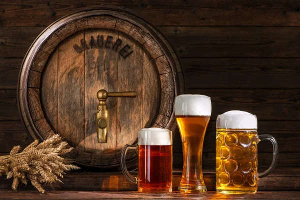 Бочка пива с пивными бокалами — стоковое фото