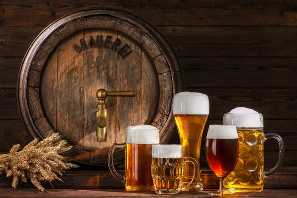 Beer barrel with beer glasses — Stock Photo, Image