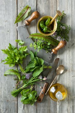 Tahta masada taze otlar ve baharatlar.