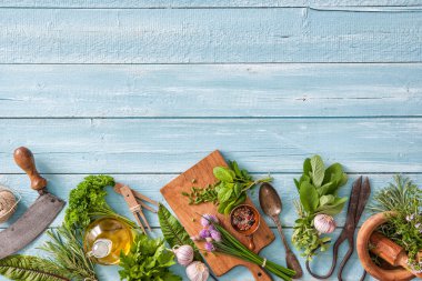 Tahta masada taze otlar ve baharatlar.