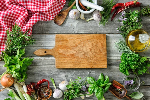 Hierbas frescas y especias en la mesa de madera —  Fotos de Stock