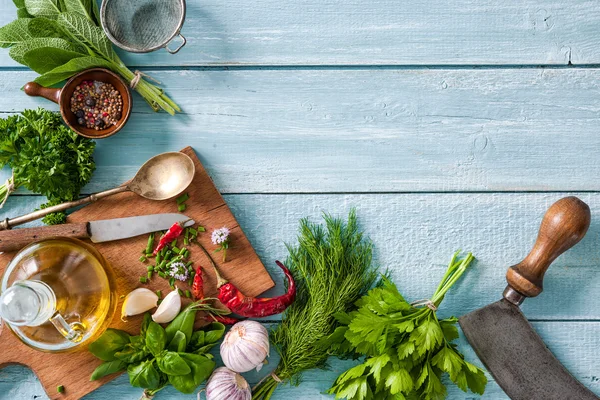 Verse kruiden en specerijen op houten tafel — Stockfoto