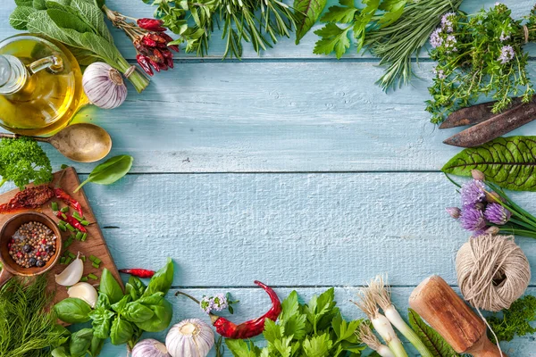 Verse kruiden en specerijen op houten tafel — Stockfoto