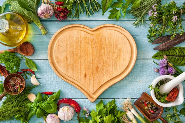 Erbe fresche e spezie sul tavolo di legno — Foto Stock