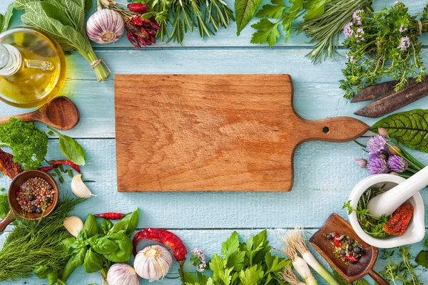 Friss fűszernövények és fűszerek fából készült asztalon — Stock Fotó