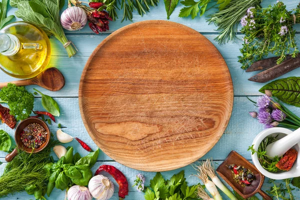 Hierbas frescas y especias en la mesa de madera —  Fotos de Stock