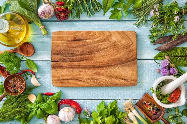 木のテーブルの上の新鮮なハーブやスパイス — ストック写真