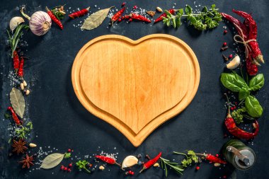 Otlar ve spicesover siyah taş arka plan