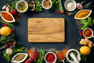 Otlar ve baharatlar siyah taş zemin üzerine