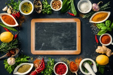 Otlar ve baharatlar siyah taş zemin üzerine