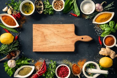 Otlar ve baharatlar siyah taş zemin üzerine