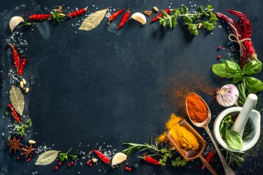 Otlar ve baharatlar siyah taş zemin üzerine